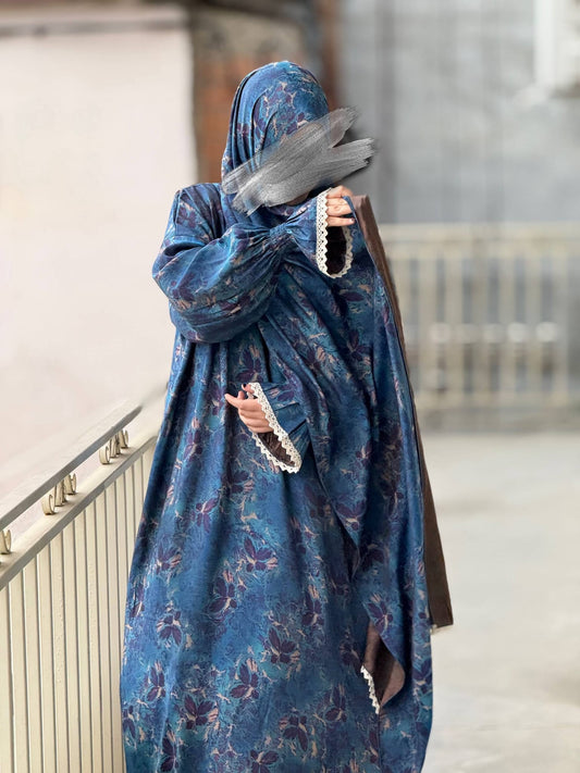Abaya Saliha in tiefem Blau mit floralem Muster und Spitze an den Ärmeln