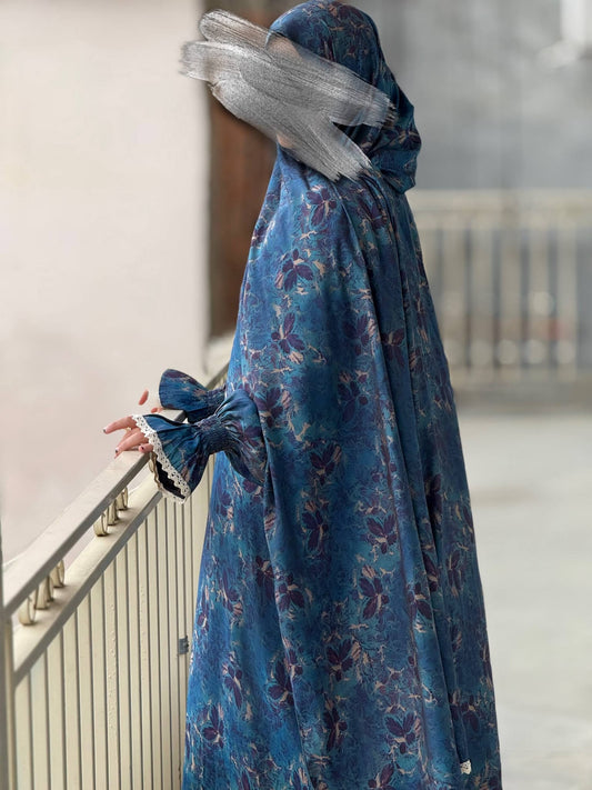 Seitliche Ansicht der Abaya Saliha in tiefblauem Blumenmuster