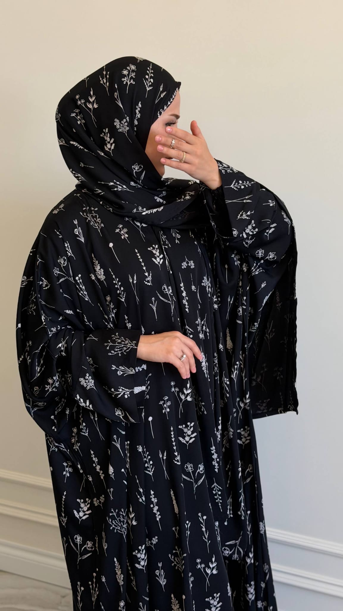 Abaya Set Sanabil mit eleganten Doppelärmeln und feinem weißem Pflanzenmuster auf Schwarz