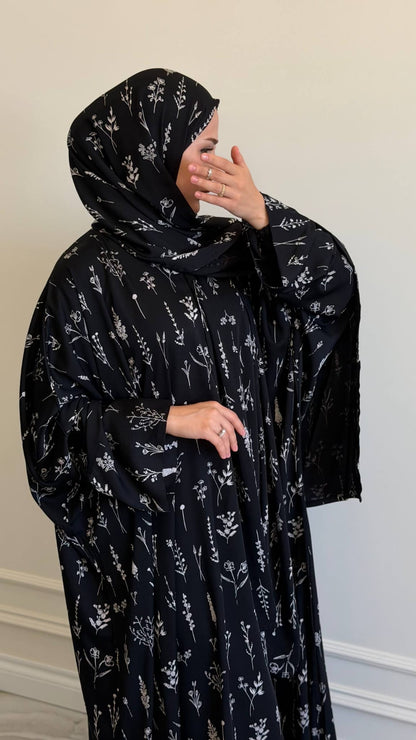 Abaya Set Sanabil mit eleganten Doppelärmeln und feinem weißem Pflanzenmuster auf Schwarz