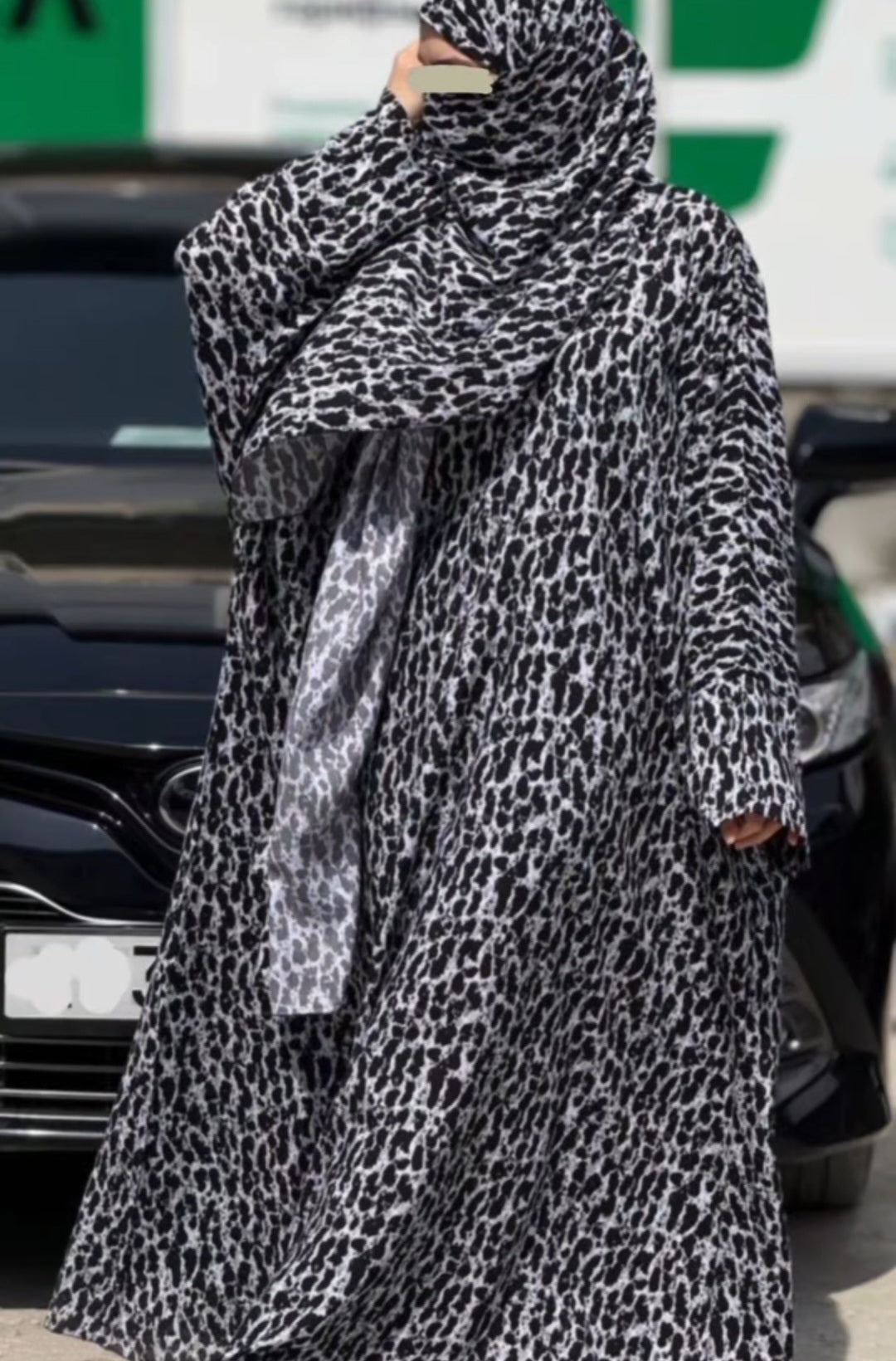 Abaya Sarajevo in urbaner Umgebung – schwarz-graues Muster im modernen Stil, bodenlang und fließend.