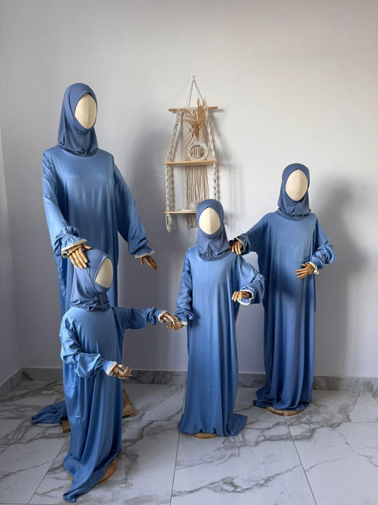Abaya Set „Sema“ in hellblau – Mama mit drei Kindern, harmonisch abgestimmt in eleganten Kleidern.