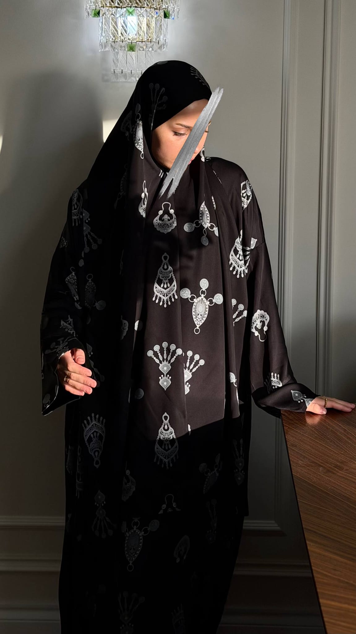 Abaya Set Amira mit fest angenähtem Kopftuch und praktischem Reißverschluss vorne