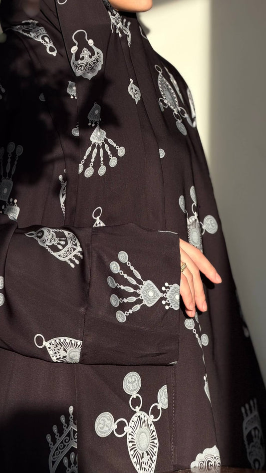 Schwarzes Abaya Set Amira aus seidig weicher Premium-Viskose mit eleganten silberfarbenen Mustern