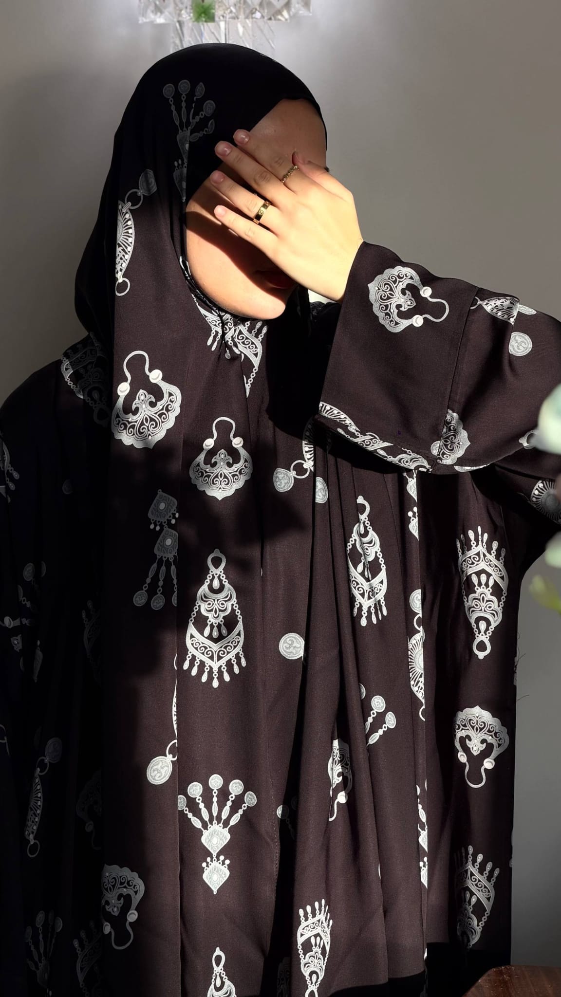 Abaya Set Amira in Schwarz mit silberfarbenen Ornamenten, Vorderansicht mit angenähtem Kopftuch
