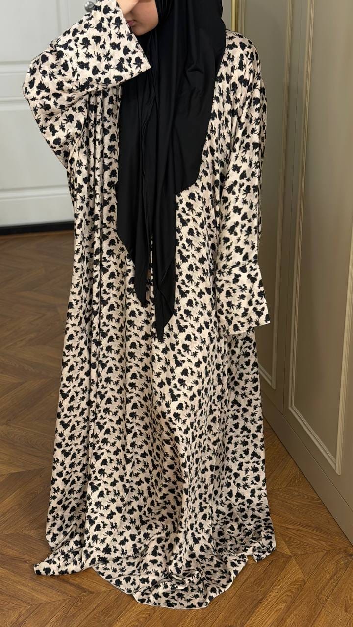 Abaya Set Beige Pearl mit angenähtem schwarzem Kopftuch und weiten Ärmeln