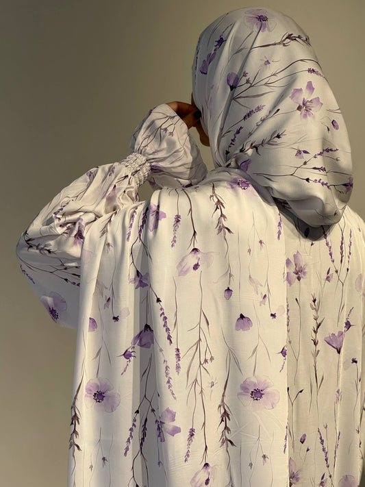 Abaya Set Hadiqat Lavandah aus der Rückperspektive.