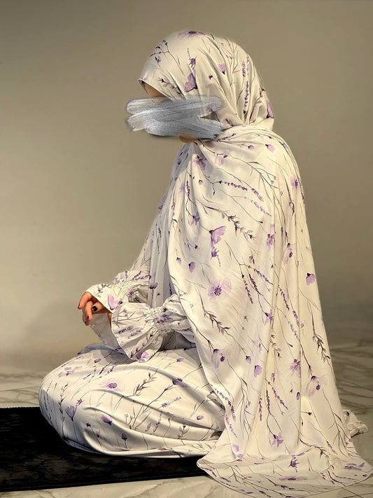 Die Verrichtung des Gebets mit dem Abaya Set Lavandah. Tashahud.
