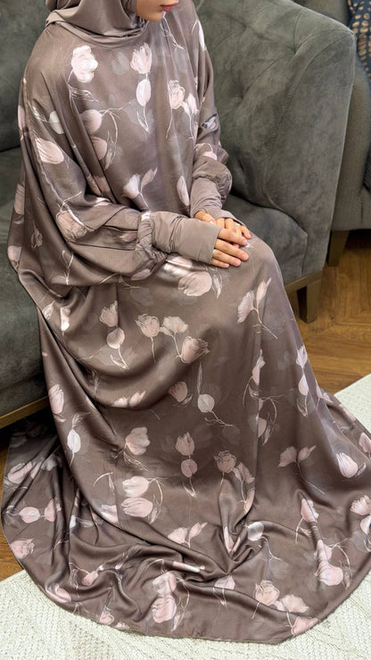 Abaya Set Halima aus Cupro-Viskose mit zartem Blumenmuster, im Sitzen präsentiert