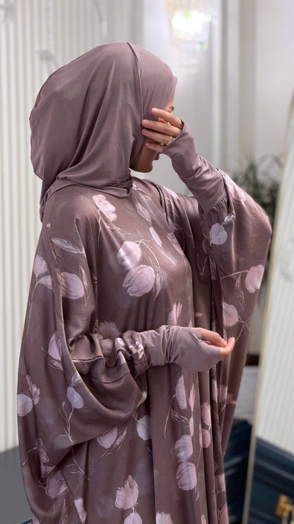 Seitliche Ansicht der Butterfly Abaya Halima mit angenähten Jersey-Armstulpen und Bonnet