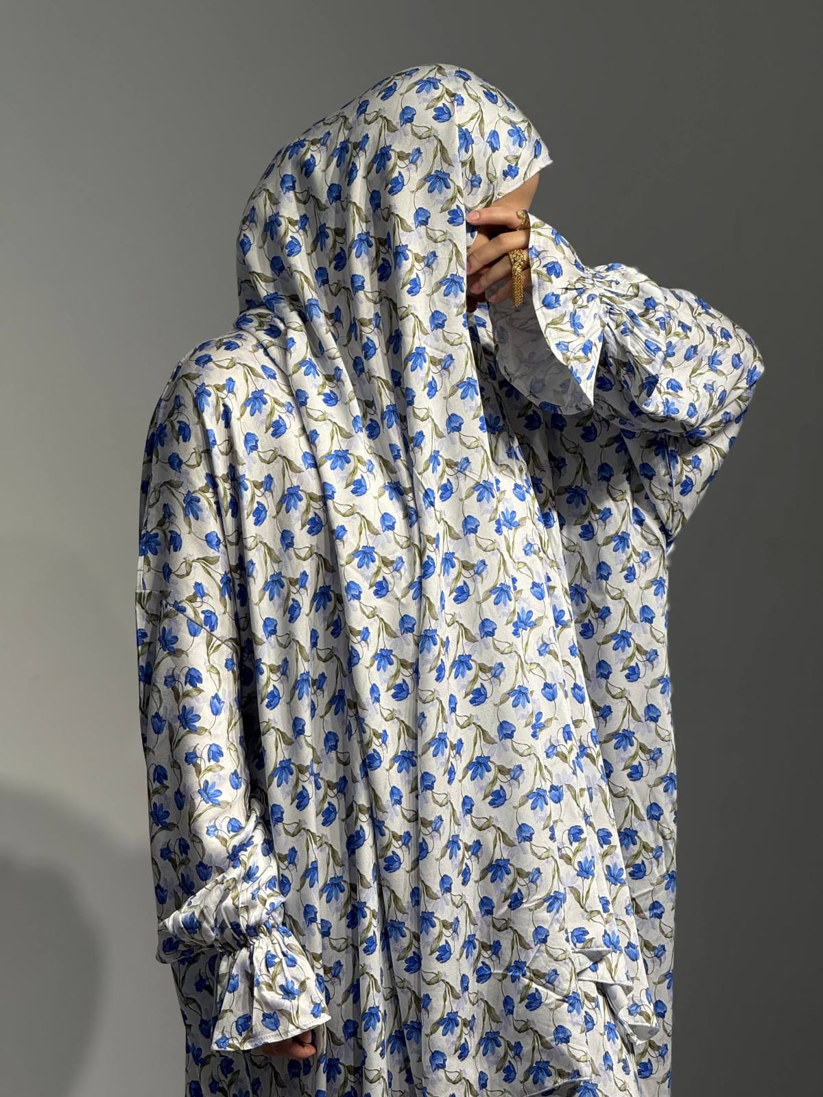 Fließende weiße Abaya mit blauem Blütendesign – Seitenansicht