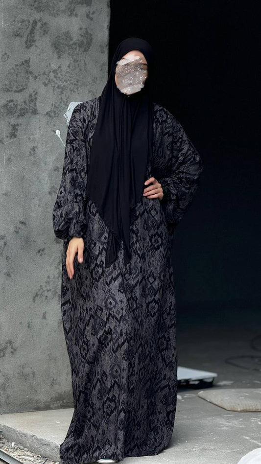 Komplettaufnahme vom Abaya Set Ruqayyah.