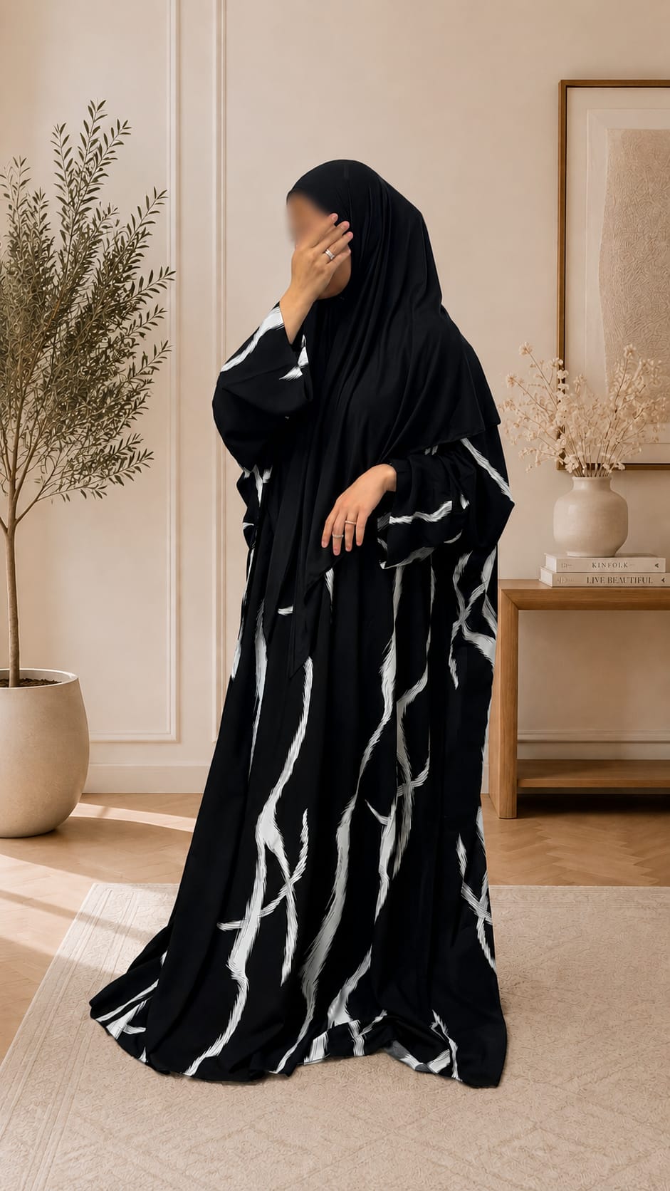 Sā'iqa Viskose Abaya in Schwarz Weiß mit weitem fließendem Schnitt