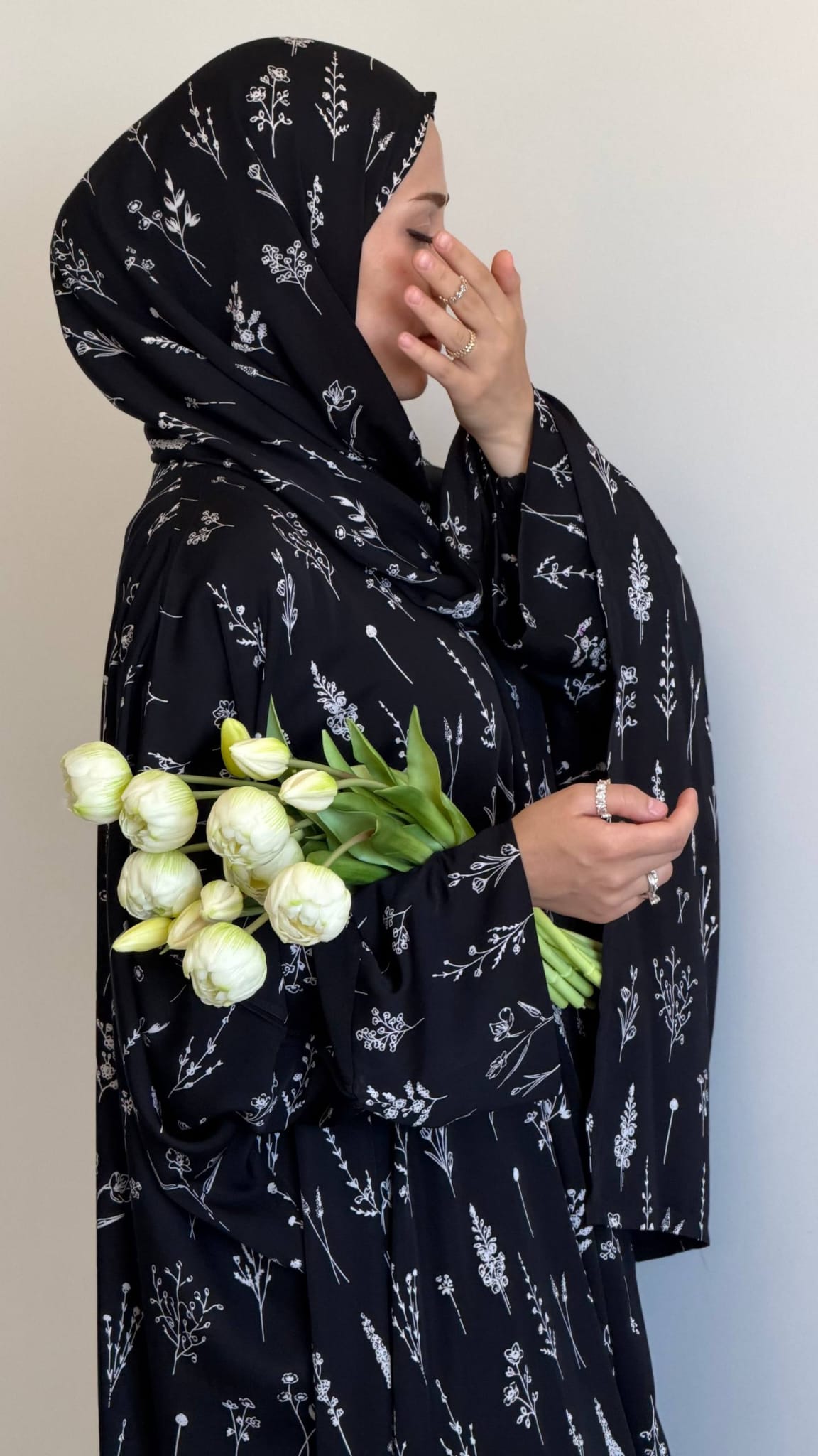 Abaya Set Sanabil in Schwarz aus Viskose mit feinem Ährenmuster und passendem Kopftuch