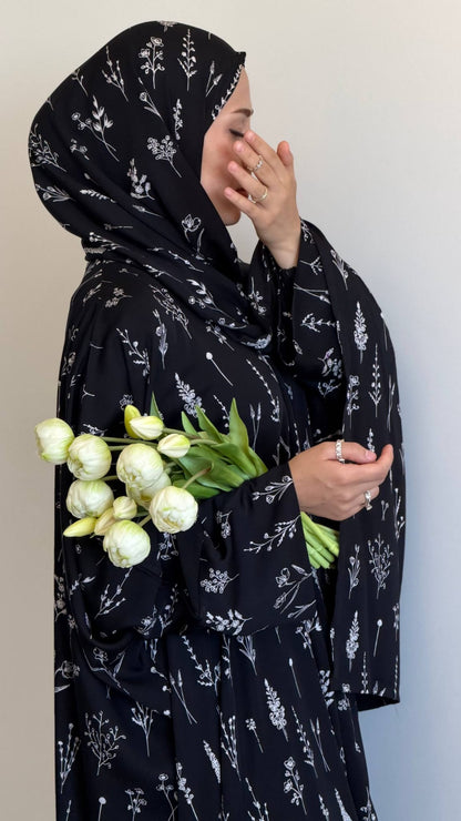Abaya Set Sanabil in Schwarz aus Viskose mit feinem Ährenmuster und passendem Kopftuch