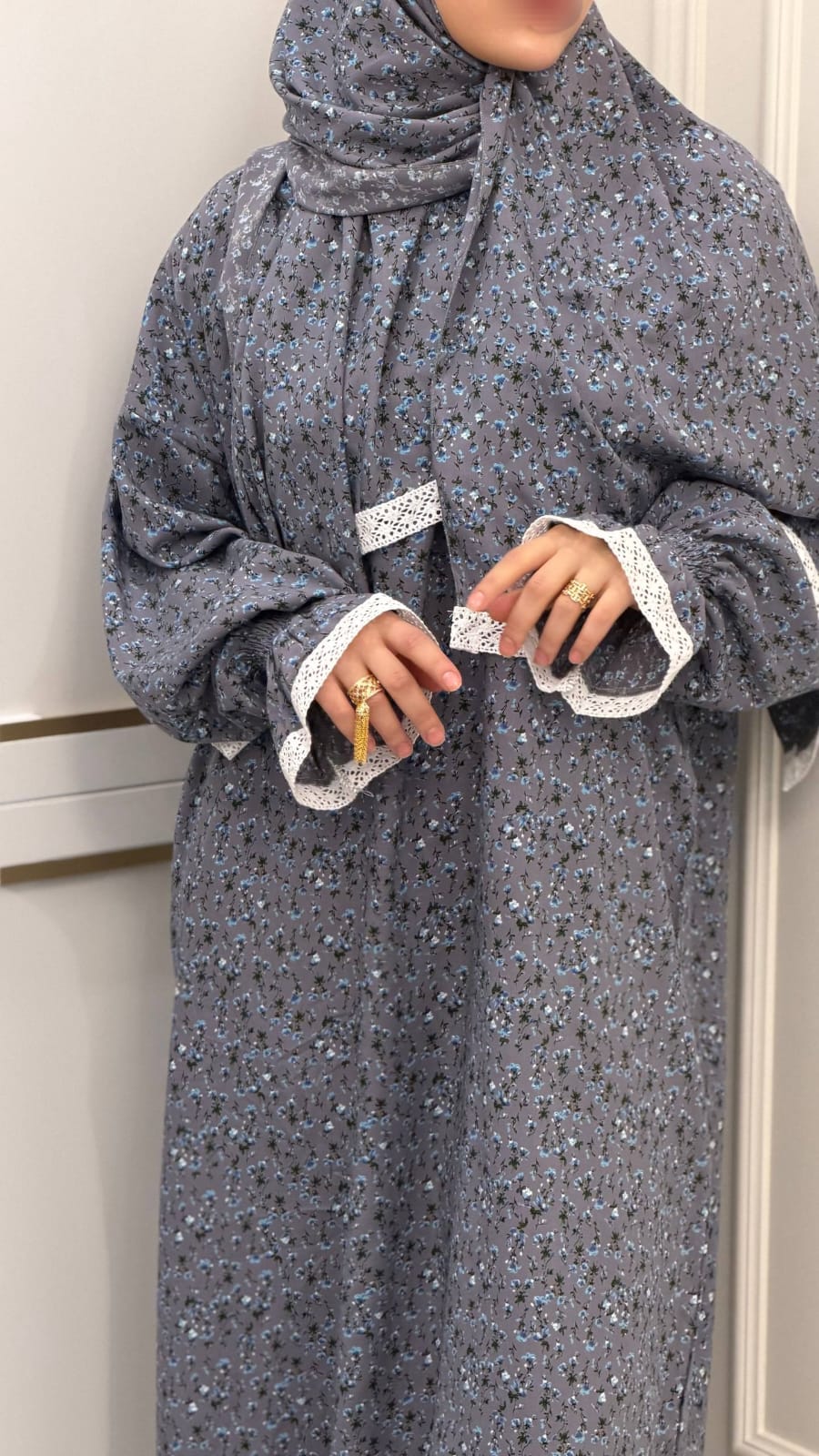 Graue Abaya mit blauem Blumenmuster und weißer Spitze – Thuraya