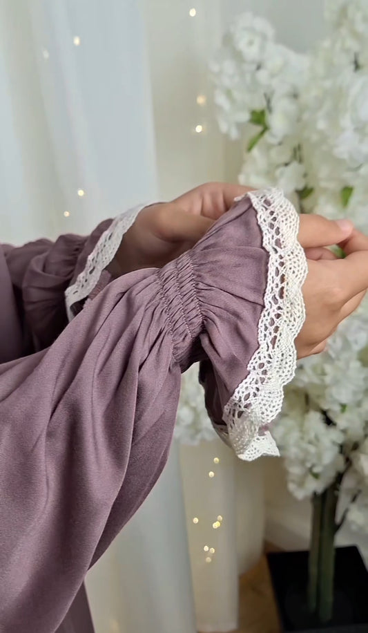 Detailansicht der Manschette mit Rüsche – elegante Verarbeitung des Abaya Sets „Wardiyya Rose“.