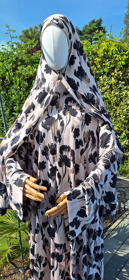 Abaya Set „Zekiye“ mit floralem Muster in Schwarz-Weiß, stilvoll.