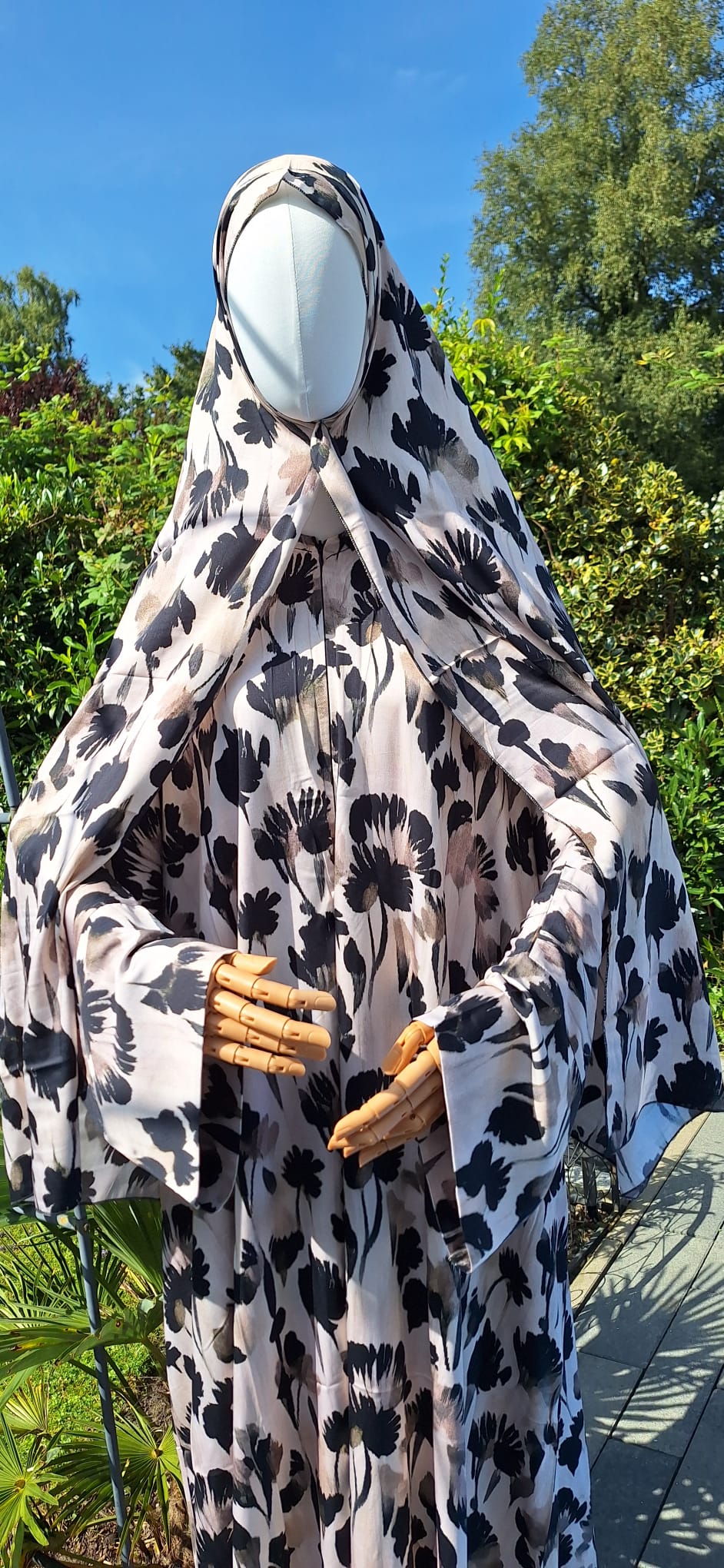 Eleganter Look der Zekiye Abaya im Licht der Natur – lebendig und selbstbewusst.