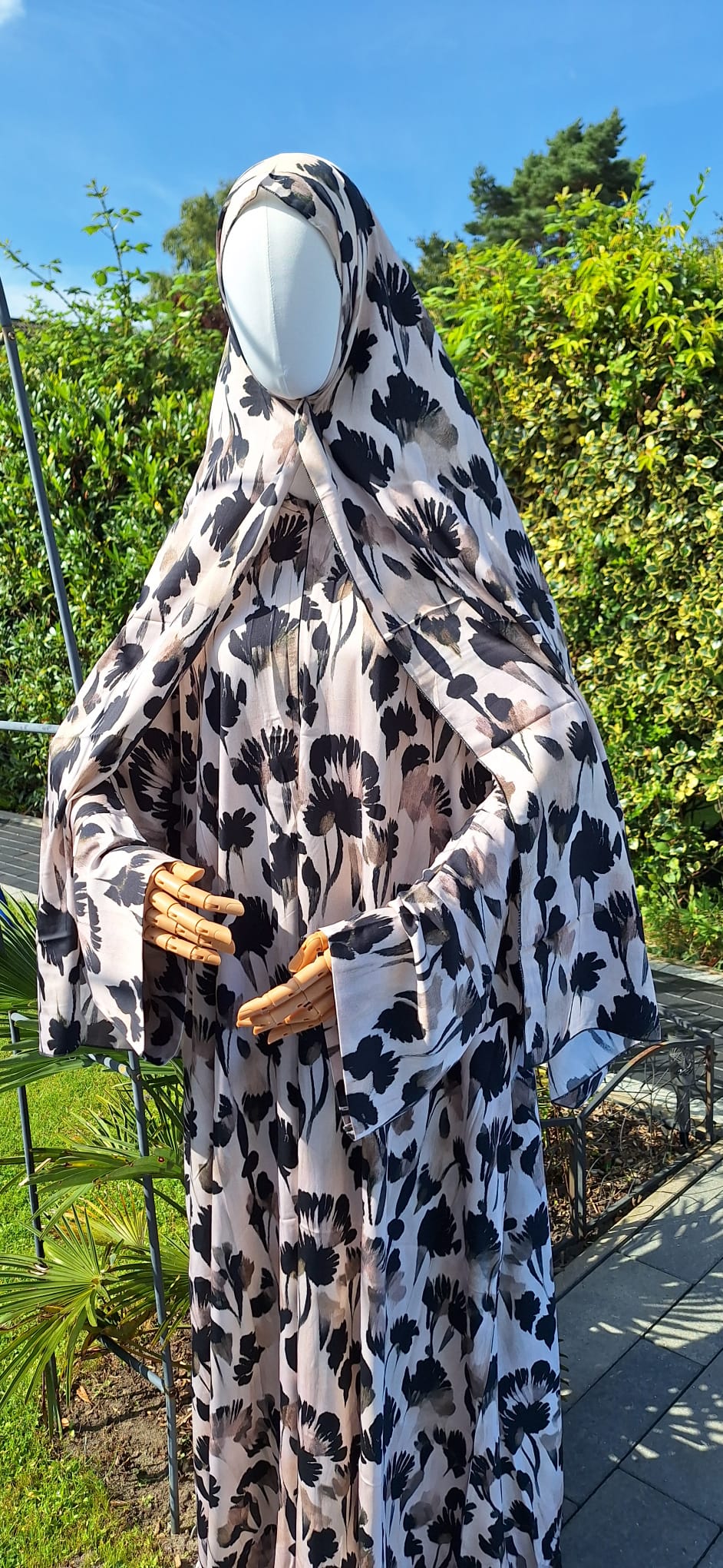 Weitere Perspektive der Zekiye Abaya vor grünem Hintergrund, klassischer Schnitt.