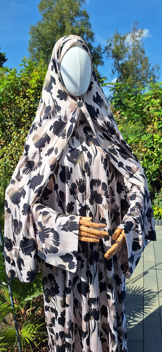 Ganzkörperaufnahme der Zekiye Abaya, weich fallender Stoff mit weiter Silhouette.