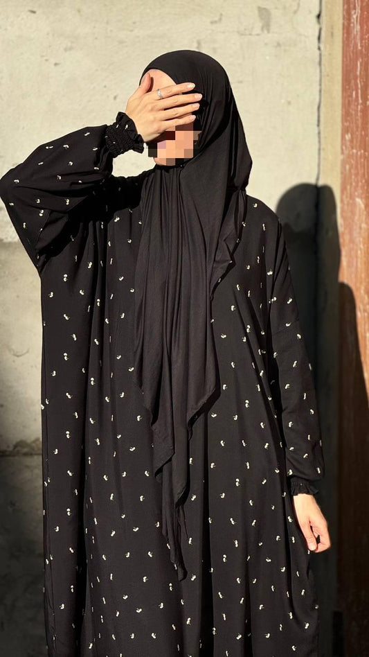 Abaya „Tawhid Noir“ in der Frontansicht – schwarze Viskose-Abaya mit angenähtem Hijab und feinem Muster.