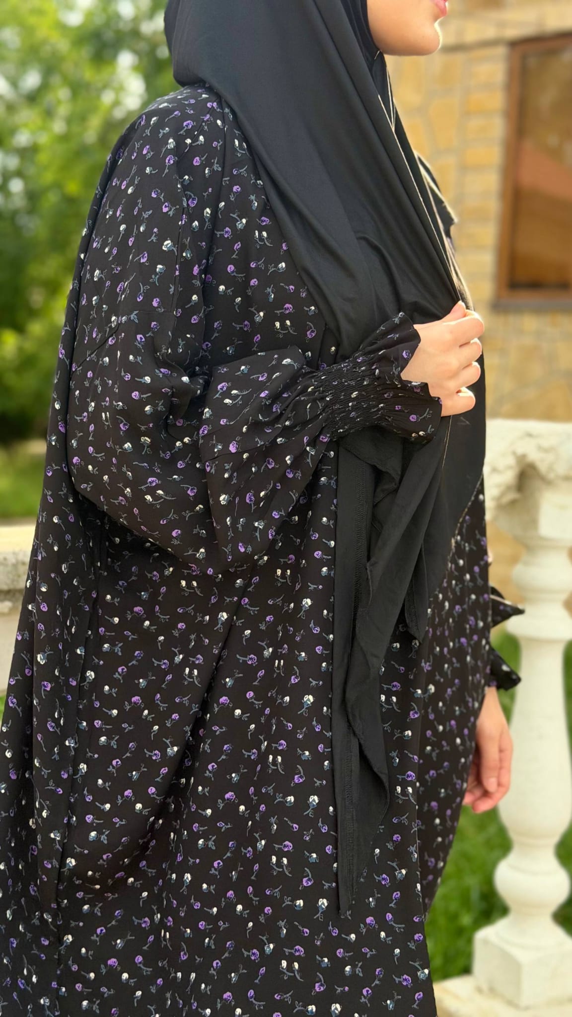 Seitenansicht des Abaya Set Banafsaj mit fließender Passform und Veilchenmuster