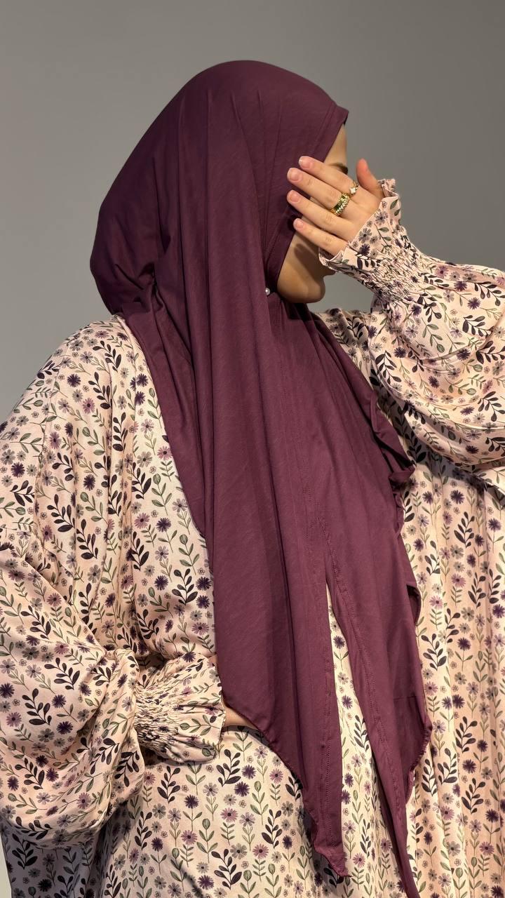 Detailaufnahme Viskose Abaya Beerenton weich fließend mit Blumenmuster