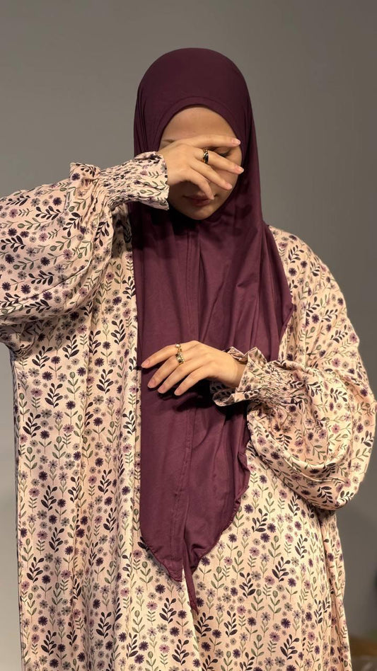 Modeste Abaya in Beerenton aus Premium Viskose mit floralem Muster und integriertem Hijab