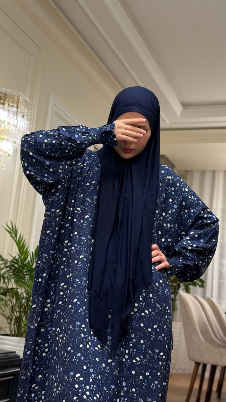 Modeste Abaya in Blauton aus Premium Viskose mit floralem Muster und integriertem Hijab