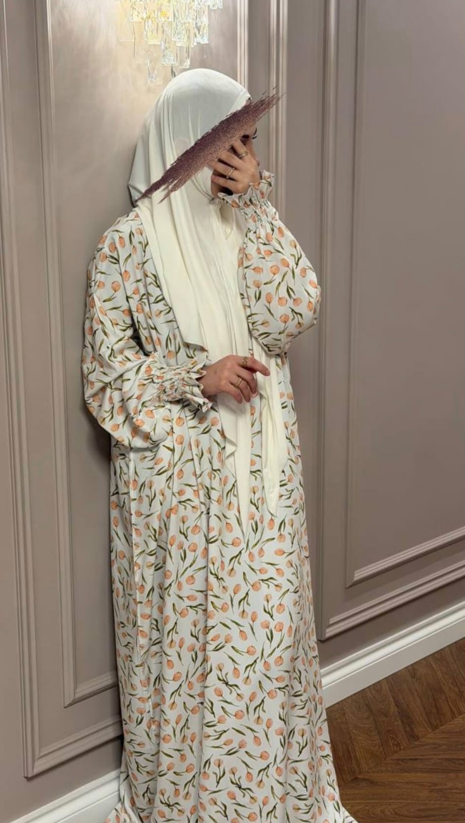 Modeste Abaya aus Premium Viskose mit floralem Muster und integriertem Hijab.