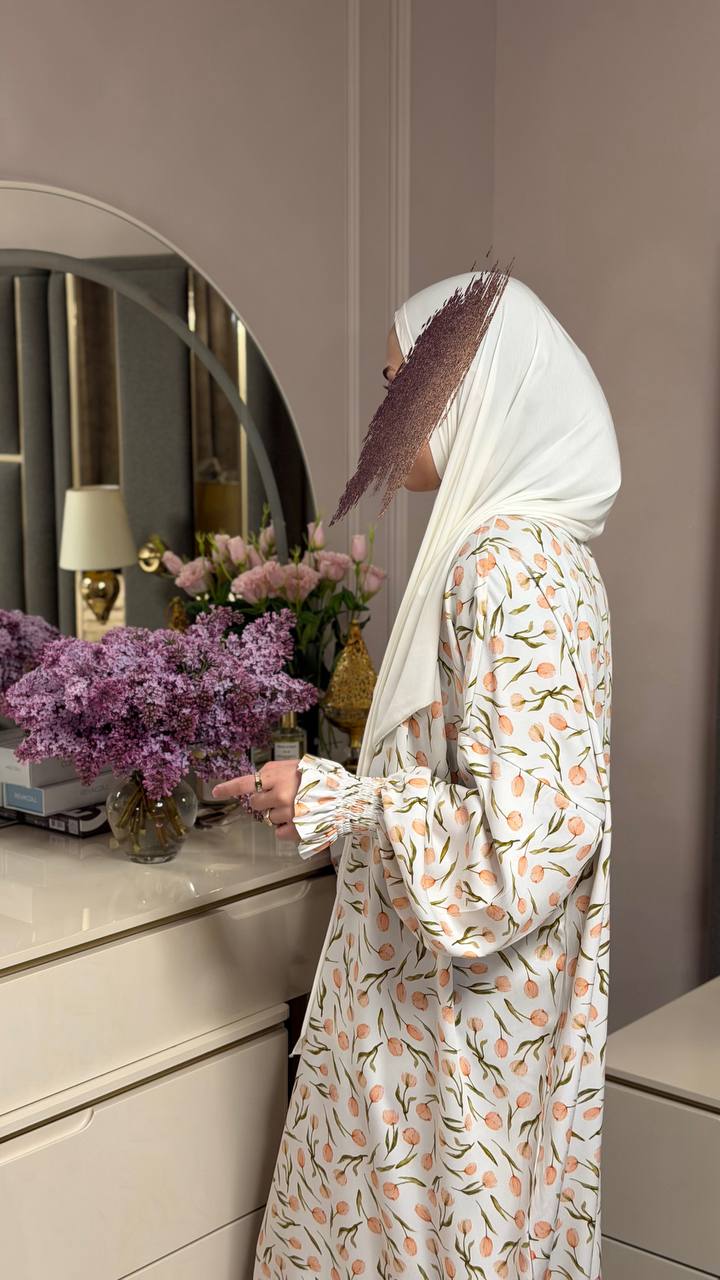 Abaya Seitenansicht floral locker fallend aus Viskose.