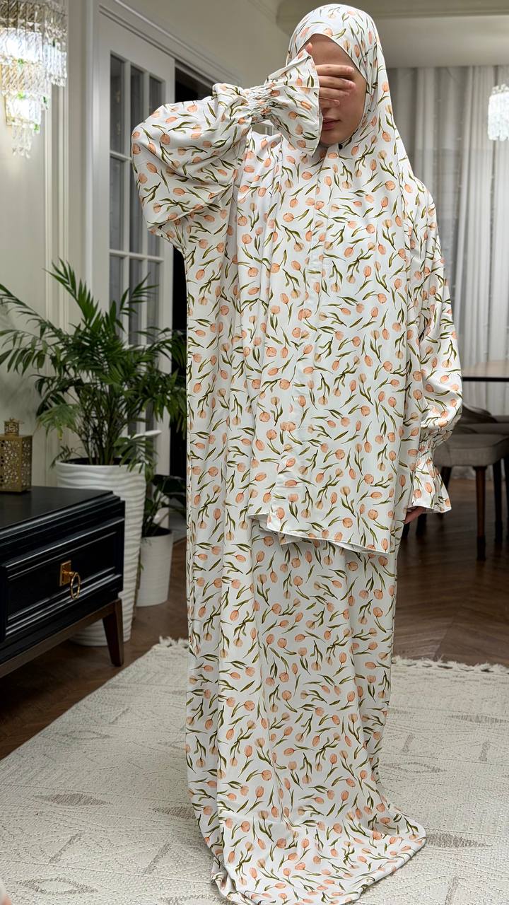Aliyye Lale Abaya Ganzansicht elegantes helles Kleid mit Tulpenmuster