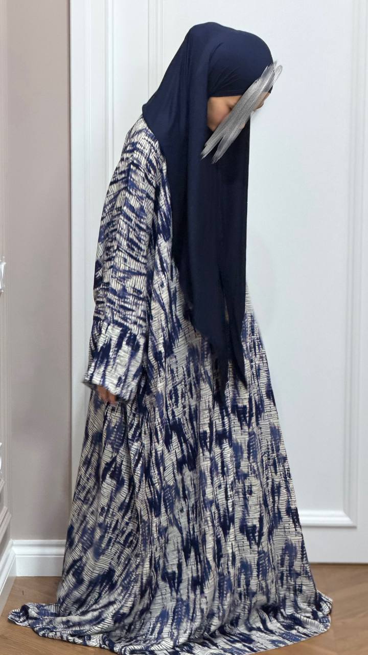 Asiya Butterfly Abaya Seitenansicht mit angenähtem Kopftuch