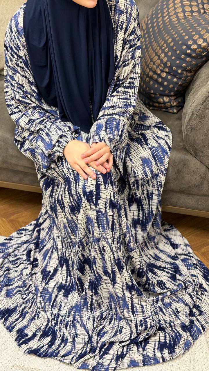 Sitzansicht der Asiya Butterfly Abaya mit integriertem Kopftuch