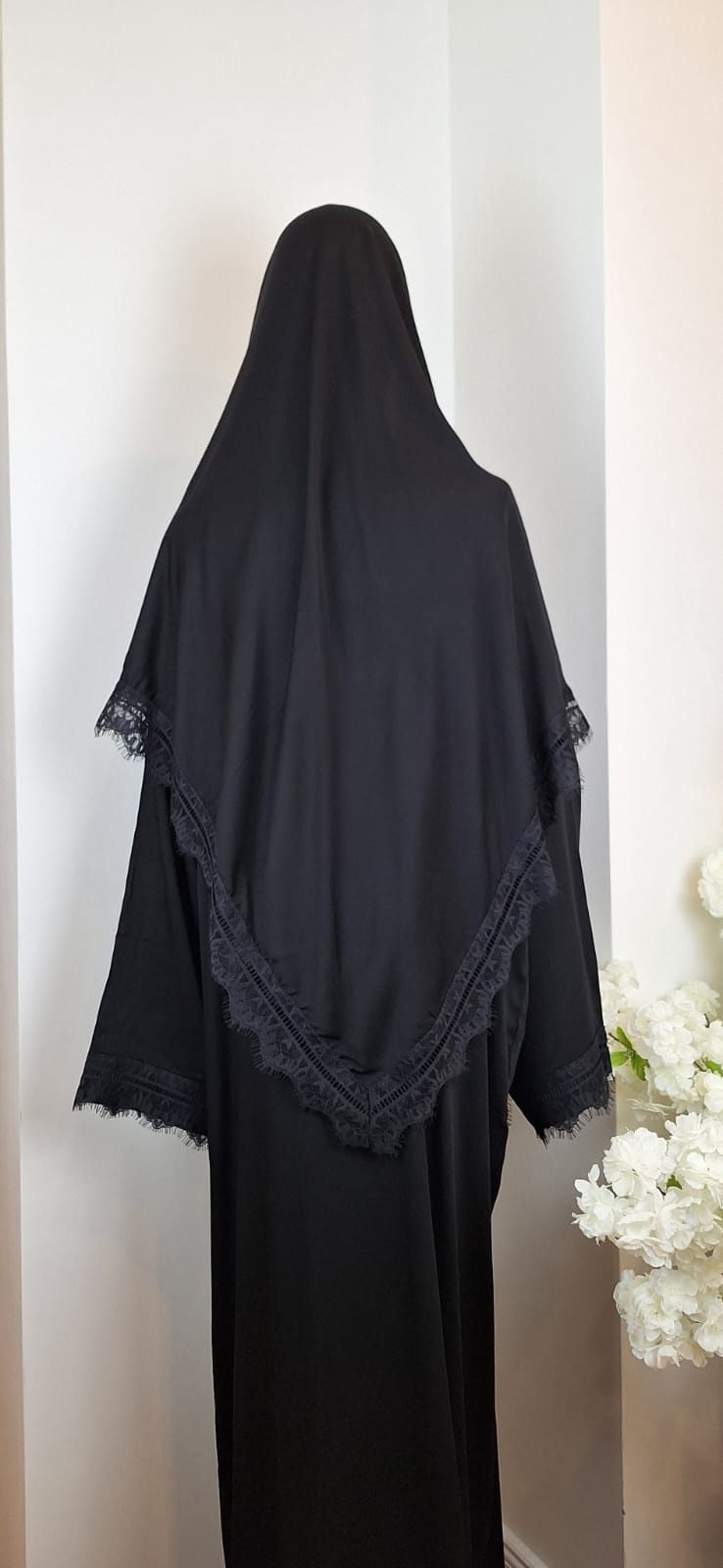 Elegantes schwarzes Abaya Set mit Kopftuch in Dreiecksform und Spitzenverzierung am Rücken.