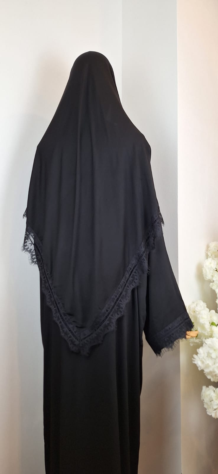 Schwarzes Abaya Set „Aswad Noir“ mit dreieckigem Kopftuch und feiner Spitzenbordüre in der Rückansicht.