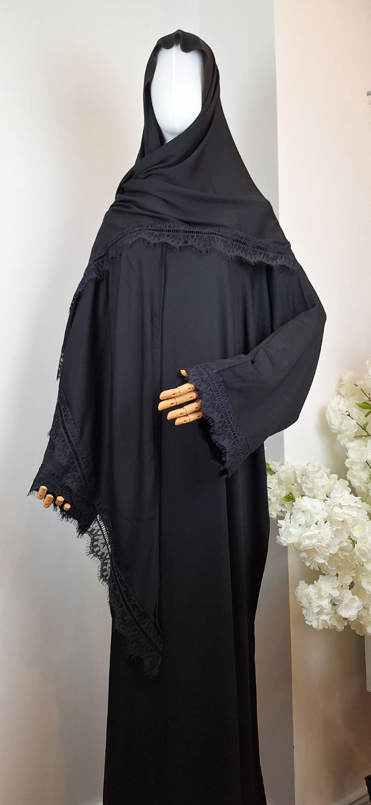 Schlichtes und elegantes schwarzes Abaya Set mit Spitzenakzenten an Ärmeln und Kopftuch.