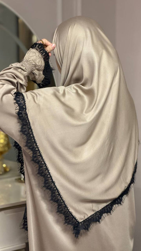 Dhahabiya Abaya Set in Gold mit passendem dreieckigem Kopftuch aus Viskose