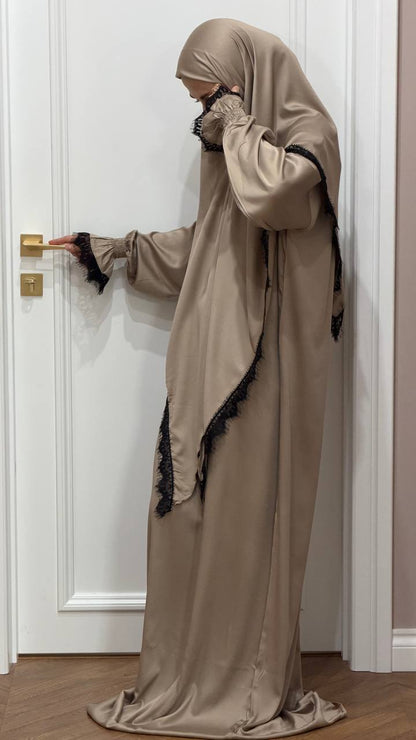 Dhahabiya Abaya Set aus goldener Viskose mit dreieckigem Kopftuch für islamische Kleidung