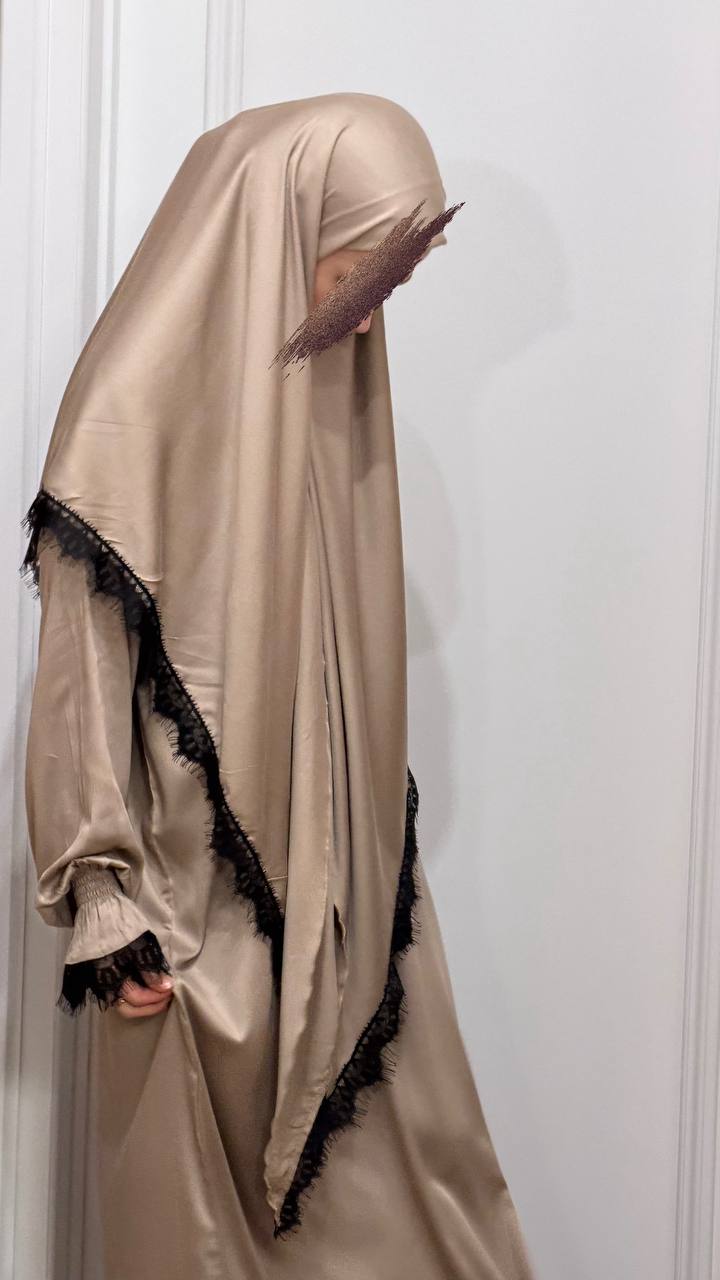 Dhahabiya Abaya Set aus goldener Viskose mit schwarzer Spitze und passendem dreieckigem Kopftuch