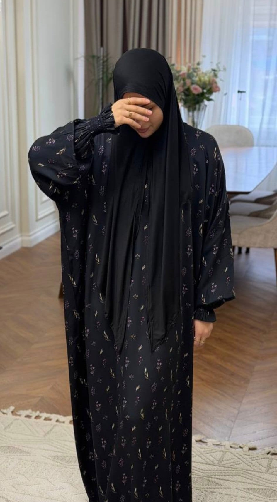 Schwarze Abaya Premium Viskose floral mit angenähtem Kopftuch