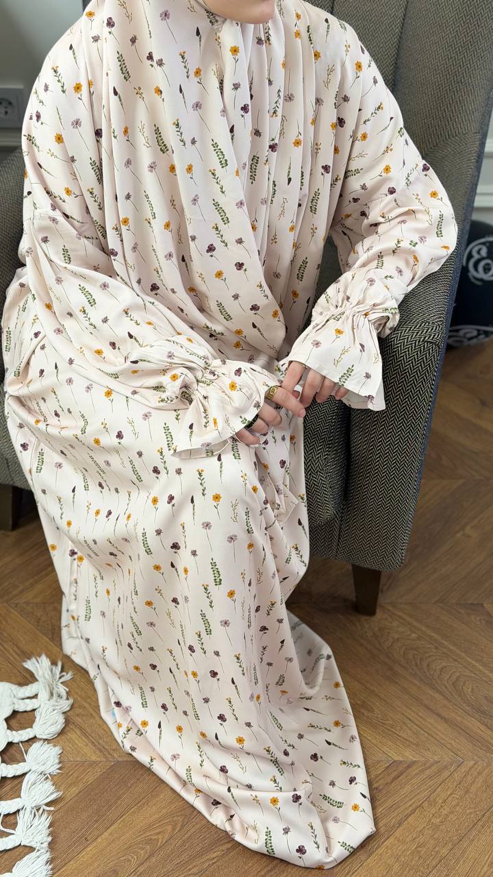 Fida Abaya elegante beige Abaya mit Blumenmuster im Sitzen