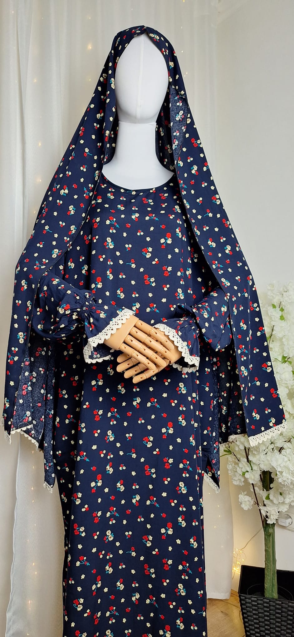 Modest Kleid Floral Noor aus fließender Viskose in Dunkelblau.