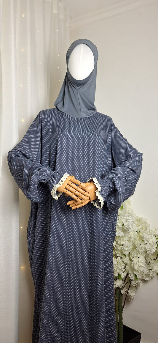 Seitenansicht des Gebetskleids Hafsa in Grau mit angenähtem Bonnet.