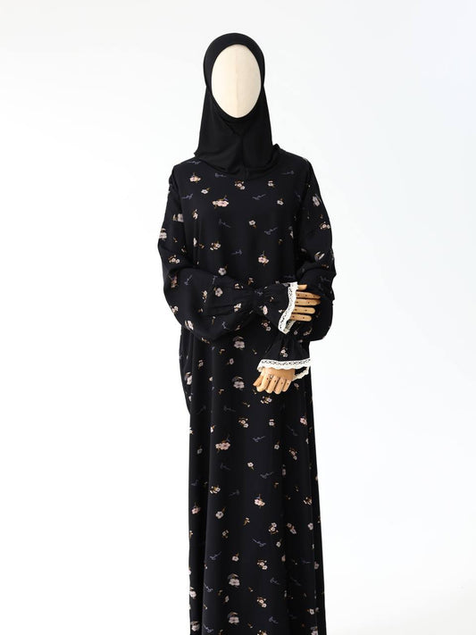 Gebetskleid „Jawhara“ in elegantem Schwarz mit feinen orientalischen Musterelementen und schlichtem Khimar.