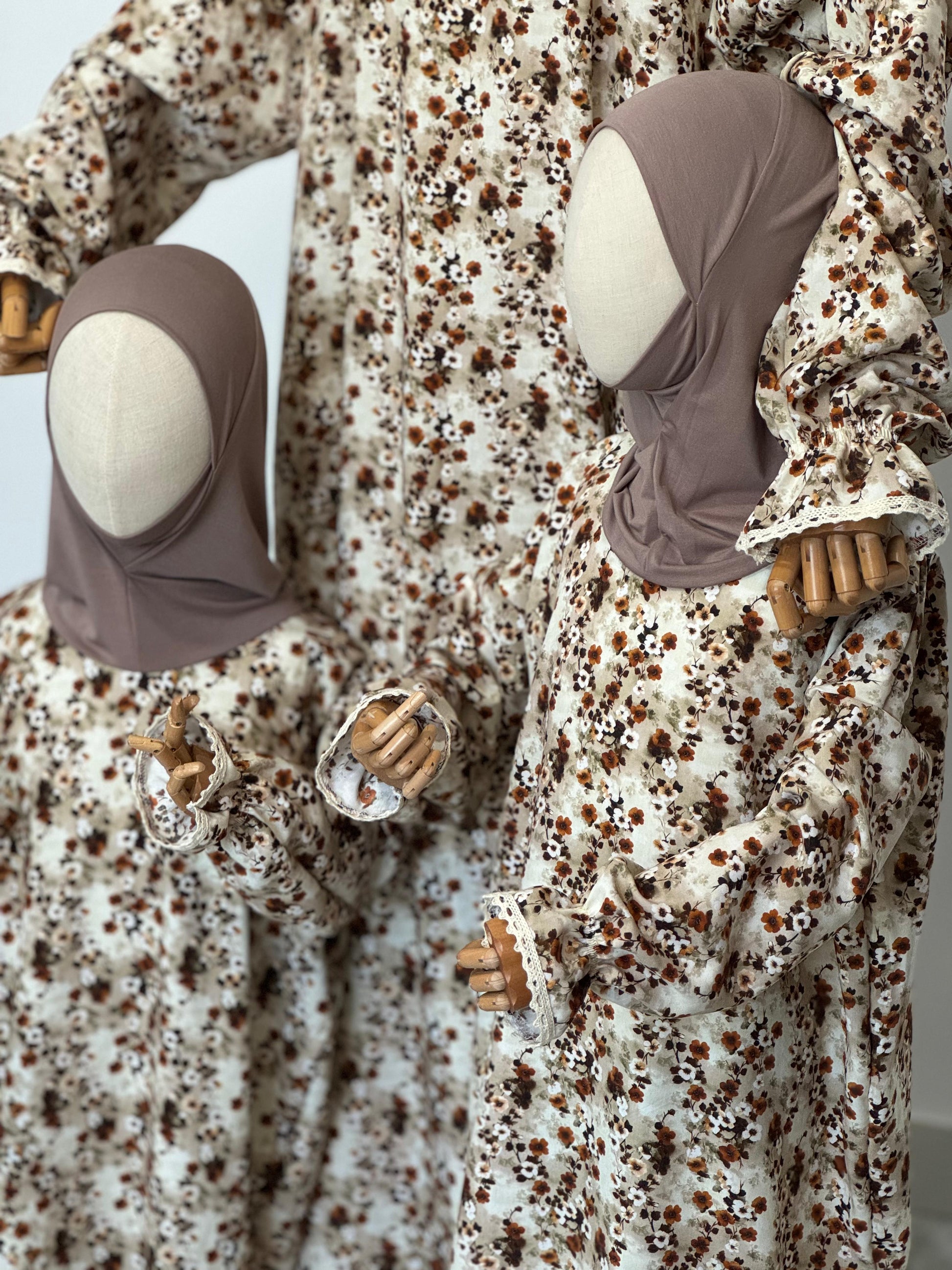 Gebetskleid Safa für Mutter und Kind mit floralem Muster in Creme und Taupe