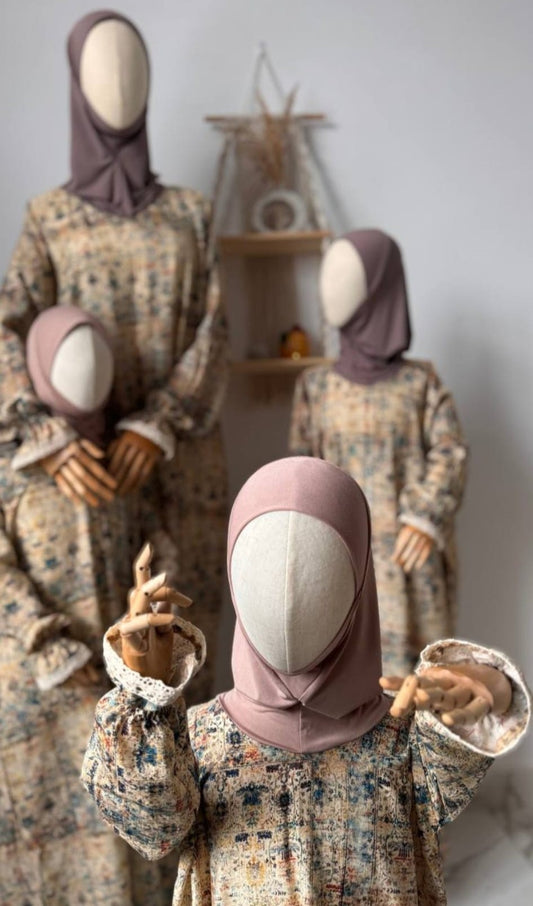 Gebetskleid „Samarkand“ im ethnisch inspirierten Muster, harmonisch abgestimmte Farben.