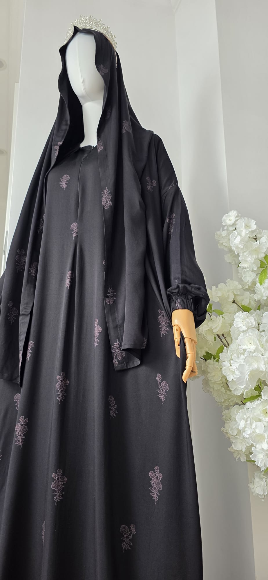 Halfeti Rose Abaya aus Premium-Viskose mit Rosenstickerei und angenähtem Kopftuch