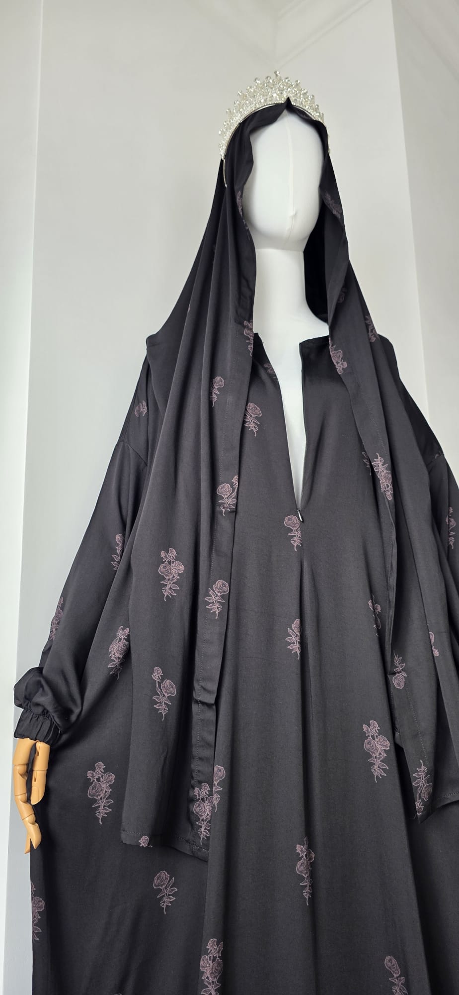 Rückansicht der Halfeti Rose Abaya mit angenähtem Kopftuch und elegantem Fall